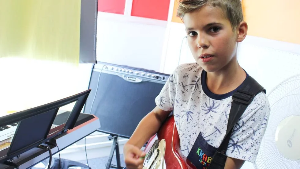 Felix Back spelar elgitarr i det nybildade femmannabandet.