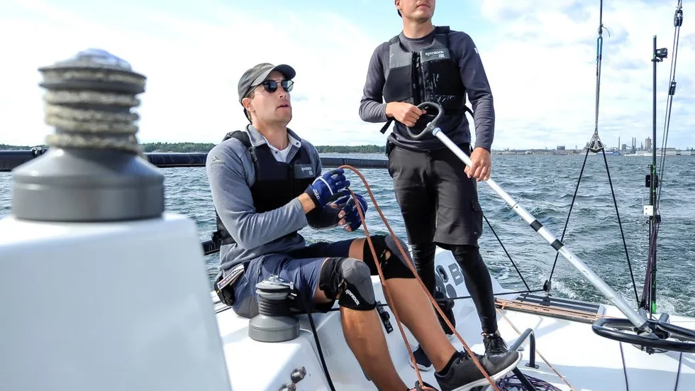 Sebastian Bremberg och Alexander Eriksson har koll på roder och segel på Explorer II.