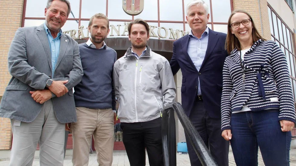 Strängnäs kommuns representater är nöjda med att det blir företaget Bergsundet som ska bygga och äga de nya hyresrättarna vid Finningerondellen. På bilden syns Mikael Rojek, samhällsstrateg vid Strängnäs kommun, Jacob Högfeldt (M), kommunalråd Strängnäs kommun, Marcus Örtevall, Bergsundet, Jacob Ekman, Bergsundet och Katrina Lepschi Zettervall, mark- och exploateringschef vid Strängnäs kommun.