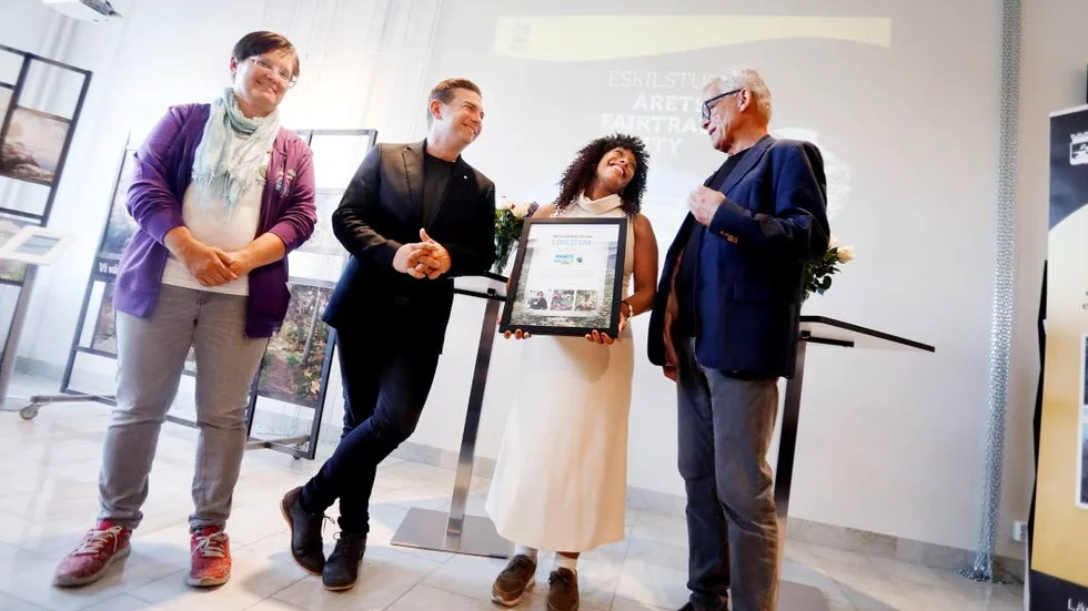 Susanne Petersson, ordörande i styrgruppen, kommunstyrelsens ordförande Jimmy Jansson (S) och Centerpartiets gruppledare Arne Jonsson mottog Eskilstuna kommuns utmärkelse "Årets Fairtrade City 2018" av generalsekreteraren för Fairtrade Sverige, Hewan Temesghen.