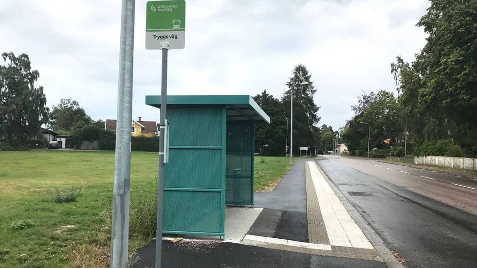 Barnen får istället för taxi åka med buss till Nyköping och sen byta där.