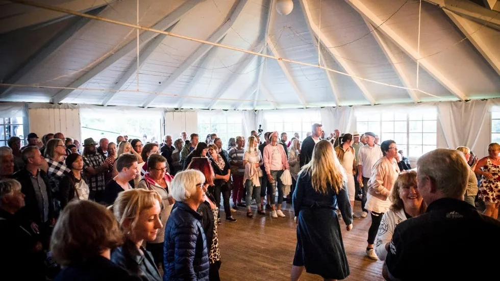 Det blir fullt ös på dansgolvet i Nävekvarn Folkets Park i helgen.