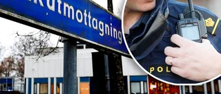 Misstänkt bilbrännare fattade eld – flydde brinnande