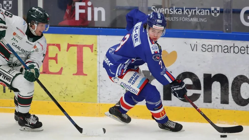 Lukas Pilö missar hockeyfesten i Sméhallen mellan Örebro och Södertälje på grund av en knäskada.