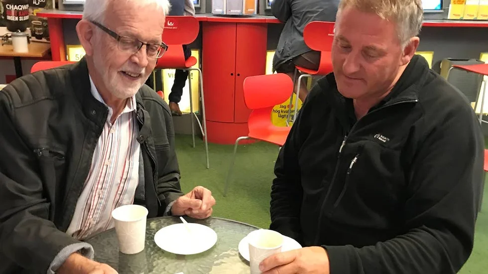 Leif Johansson och Christer Larsson passade på att smaka av miljonvinnarens tårta när de tittade på kommande V75-lopp.