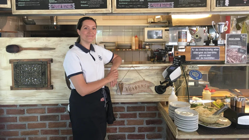 Tanja Mitic jobbar på pizzeria Adriatic i Åbylund i Linköping, och höjer sina priser i takt med att ingredienserna blir dyrare. 