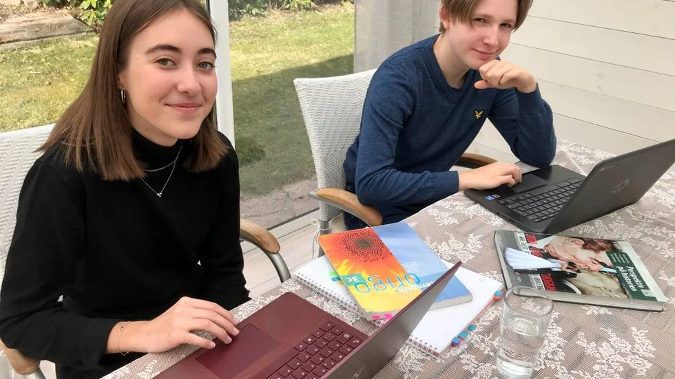 Plugg på distans kan ha både för- och nackdelar. ”Bra är att det är lite mer avslappnat när man skriver uppsatser hemma”, säger Emma Geijerman. Ludwig Kinert vid hennes sida.
