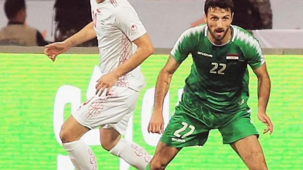 Rebin (i grönt) tillhör Iraks landslag och möter här stjärnspelaren Zardar Azmoun från Iran. (2019)