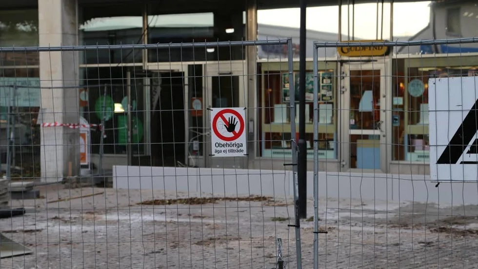 Butikerna som påverkas mest av ombyggnaden, bland annat Apoteket, är oroliga att kunderna inte tror att det är öppet.