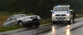 Övergiven bil blockerade körbanan