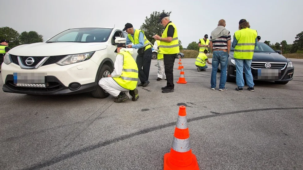 På väg 143 vid Skrubbs är det däckrazzia under onsdagen. Totalt ska 200 fordon kontrolleras.
