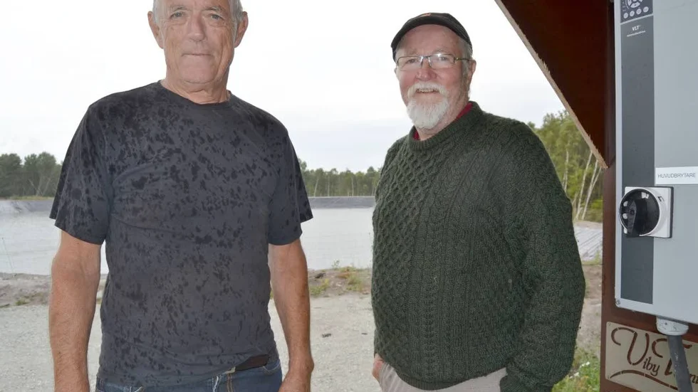 Här på dammarna vid reningsverket i Skags kan solceller komma att placeras, berättar Per Flink och Gunnar Bendelin.