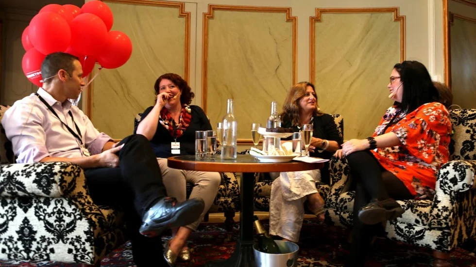 Språkar. Gregg Hurwitz, Jane Harper och Elly Griffiths diskuterade skrivande tillsammans med moderatorn och författaren Helena Dahlgren.