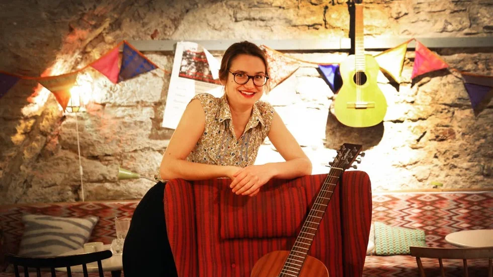 Musiker. Singer-songwritern Vera Kebbe är en av galans konferencierer.
