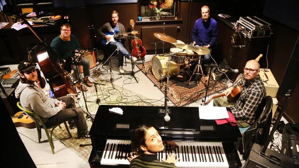 Bandet. Cornelis Vreeswijks musik framförs av Clara Strauch vid pianot, Erik Törner, Pelle Weslin, Klas Eriksson, Joel Kant, och Alexander Johansson.
