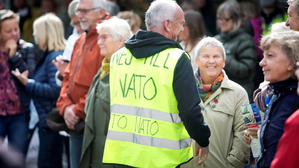 Sten Sandberg, en av arrangörerna till manifestationen, hälsar på några av åhörarna.