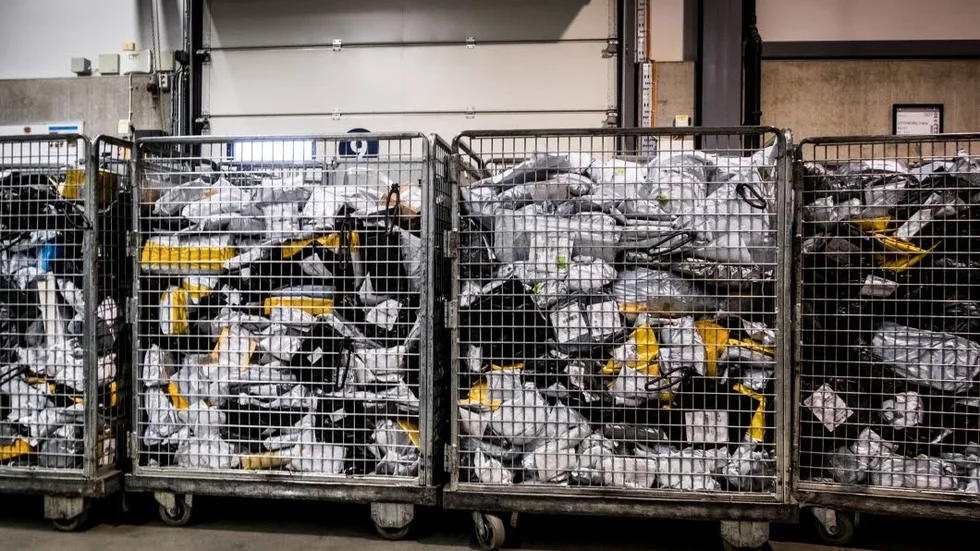 Postnords terminal på Arlanda. De så kallade Kina-breven, som är små paket som delas ut som brev. De kommer i en takt om drygt 100 000 per dag och fyller korgarna på terminalen.
