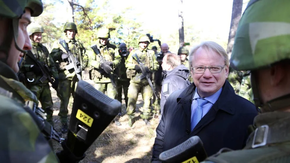 Försvarsminister Peter Hultqvist (S) under ett besök på Tofta skjutfält.