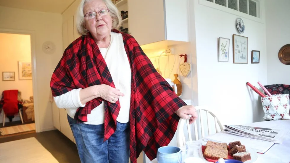 Kall. Maya Roos är orolig för att hon ska tvingas fira jul i en kall lägenhet. Enligt henne är det inte bara på grund av fjärrvärmen som det är kallt i lägenheten utan kylan beror även på att fastigheten är dåligt isolerad menar hon.