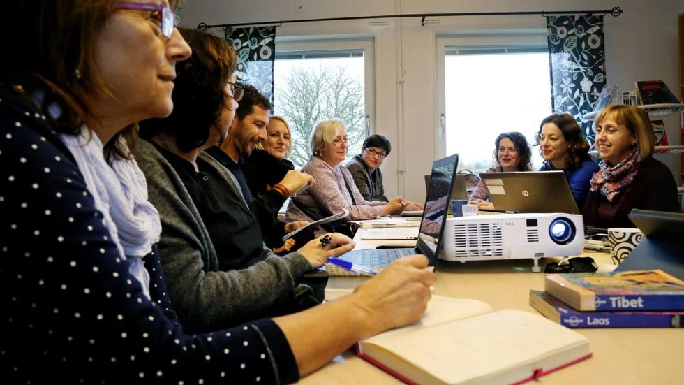 Fullsatt. Lärare från sex länder runt ett bord i lilla Fole på Gotland. Projektet ”Emotion” ger möjligheten att lära sig av varandra, inte minst beträffande nya tekniska lösningar i undervisningen.
