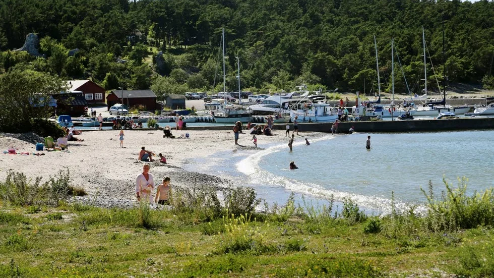 En hel del folk, men ändå ganska lugnt vid stranden i Lickershamn.