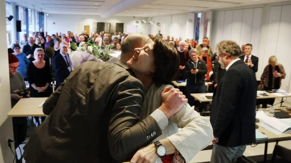 Kram. Filip Reinhag och årets kulturpristagare Karin Kickan Holmberg.