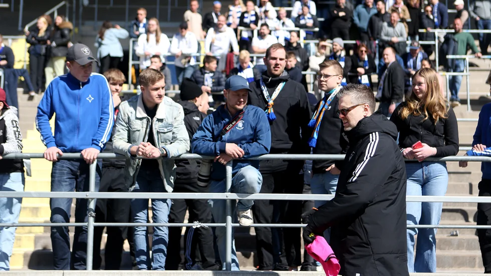IFK-fansen stöttade laget från läktaren på träningen. Tränaren Rikard Norling uppskattade gesten.
