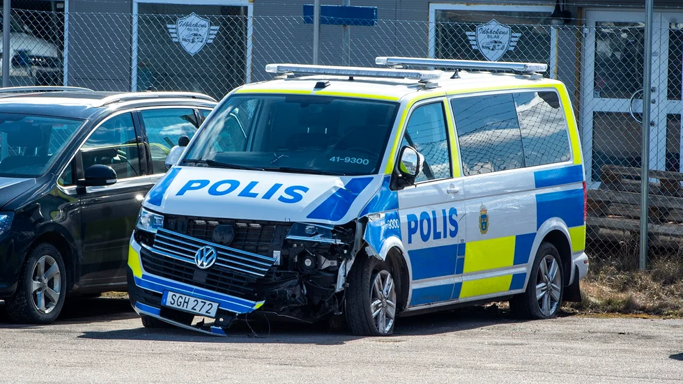 En polisbuss krockade med en lyktstolpe i Stigtomta under natten till långfredagen.