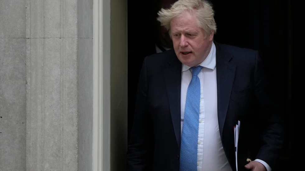 Storbritanniens premiärminister Boris Johnson på till parlamentet där han bad "helhjärtat" om ursäkt för "partygate".