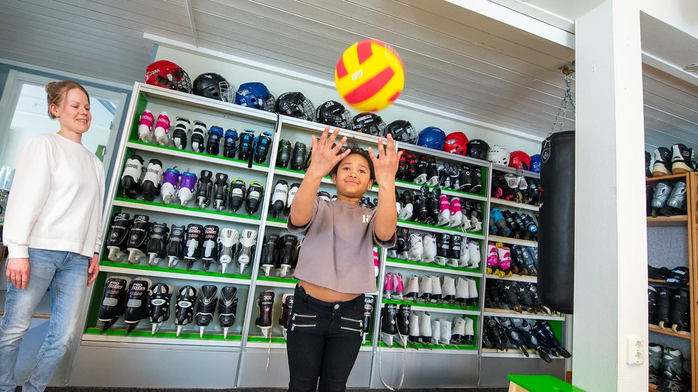  Klart att det ska jongleras med bollar när en Fritidsbank full av sportgrejer invigs. Fråga bara 8-åriga Minna-Marja Jaiteh och hennes mamma Pauliina Ravelin.