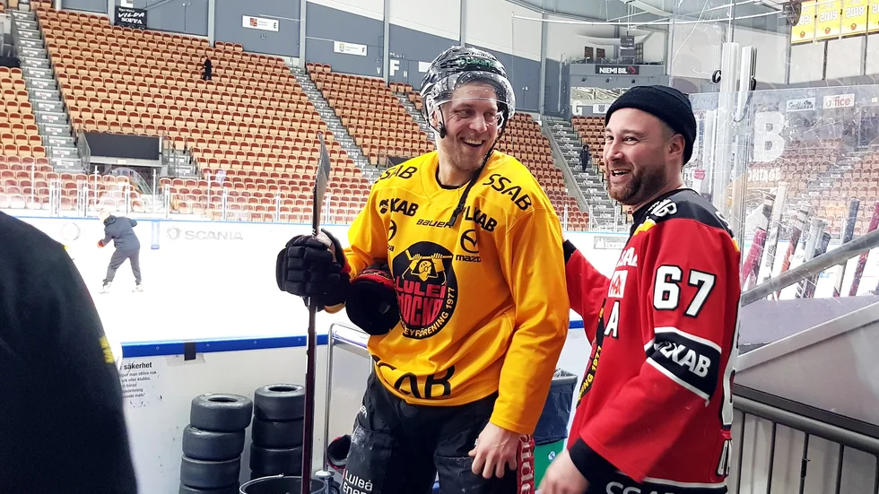 Luleå Hockeys Juhani Tyrväinen och artisten Zacke, iförd en tröja med Linus Omarks namn och nummer på, samtalade efter lagets träning.