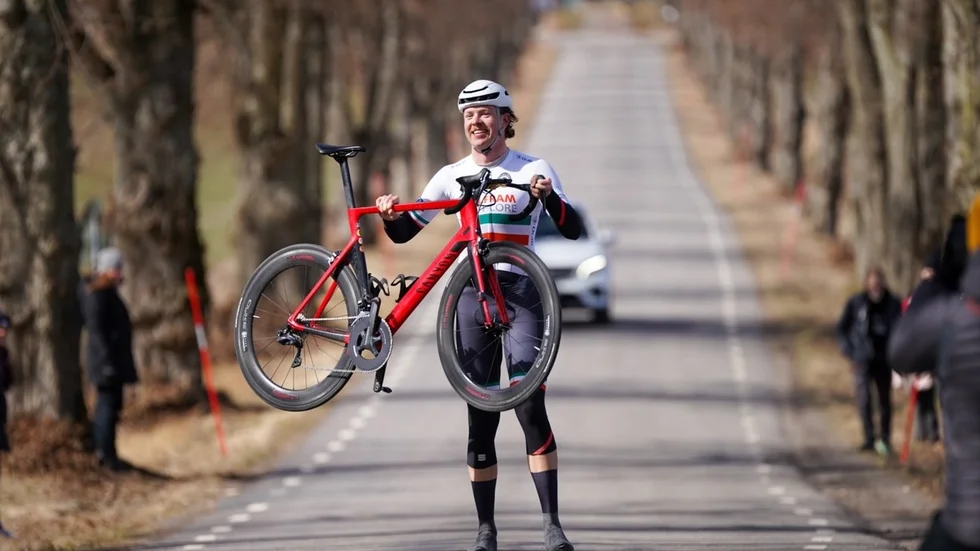 Tidigare Maifcyklisten Hugo Forssell, nu i CK Hymer, var till slut så överlägsen att han hade tid att kliva av cykeln vid mållinjen och fira segern i Östgötaloppet. 