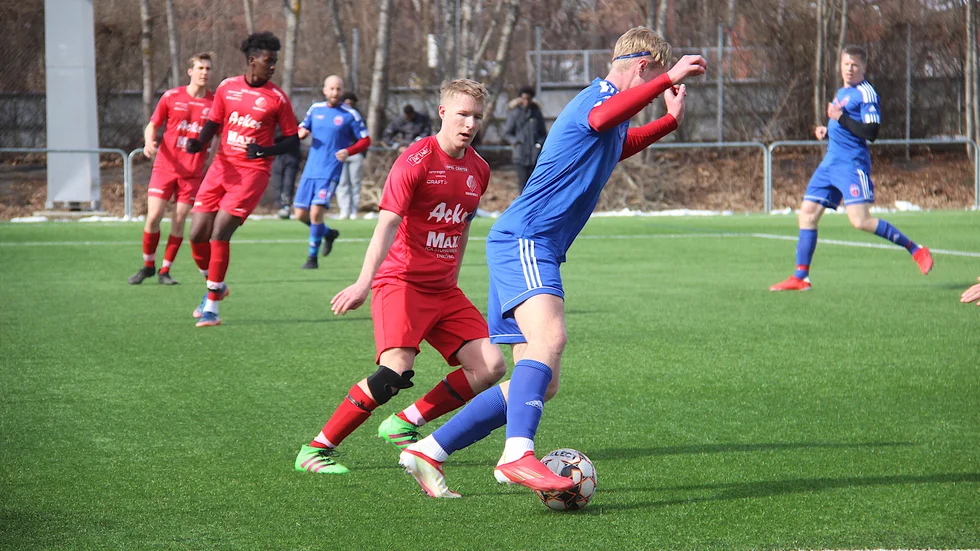 Mattias Forsström Skeppar i röda EIS och Neo Palm i blåa Örsundsbro IF kämpar i ett av alla Enköpingsderbyn som kommer att spelas i år.