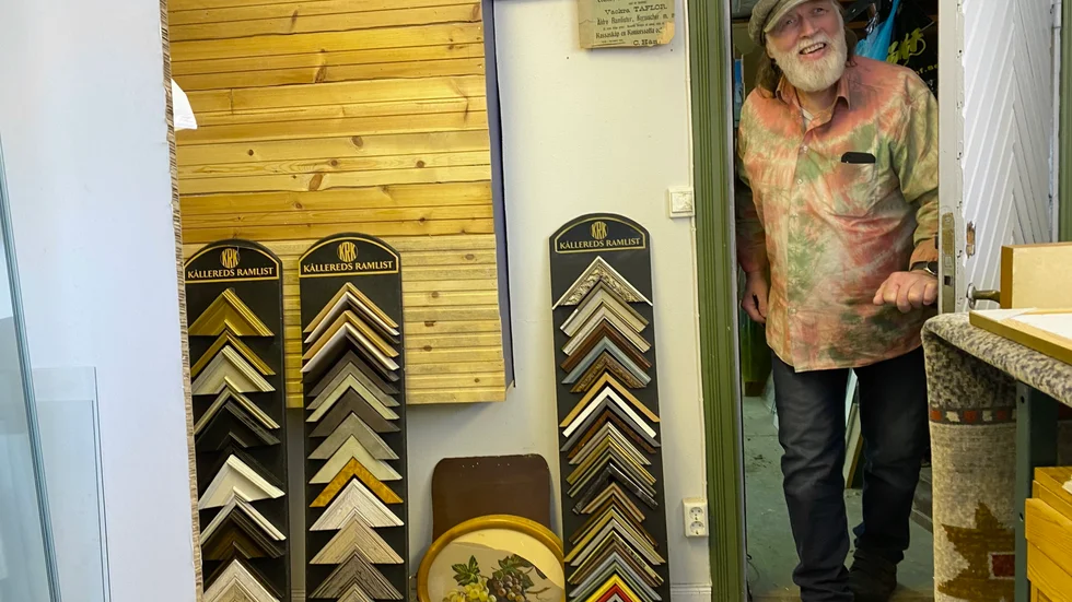 Tommy Holmström, son till Älvkarlebys stora folkbildare, är kommunens enda traditionella glasmästare. "Jag har levt i skuggan av min pappa i hela mitt liv."
