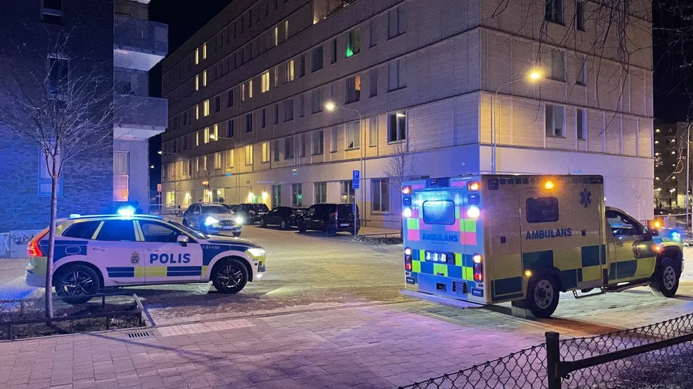 En person är förd till sjukhus efter en misstänkt skottlossning i Uppsala.
