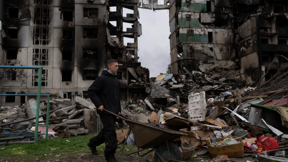 Förutom det rent mänskliga lidandet är också Ukrainas ekonomi svårt påverkad av kriget. Bilden togs den 10 april.