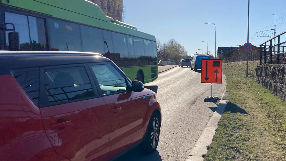 Bron över Gymnastikgatan håller på att renoveras och bilarna får nu samsas om ett körfält och köra växelvis. Men sikten är skymd och det händer att bilarna möts mitt på bron.