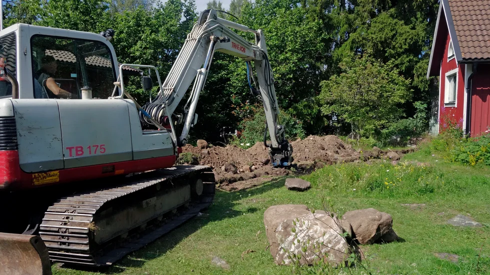 Flera Hebybor behöver anlita grävhjälp i sommar för att byta ut det enskilda avloppet.