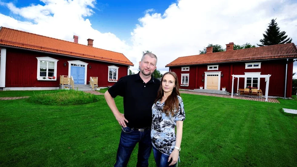 Gård med anor. Paret Jan-Erik och Natalja Magnström köpte Peetgården 2015. Under gräskullen i bakgrunden sägs enligt legenden Sävast grundare, vikingen Säfve, ligga begravd. Nu har Bodens utveckling AB köpt den för att ha som representationsanläggning.