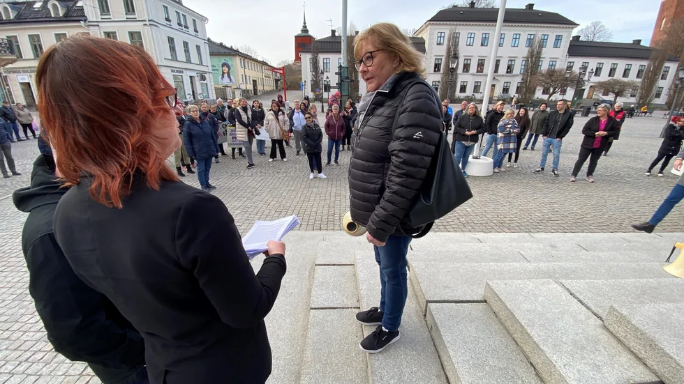 Här räcker undersköterskan och talaren Annelie Hallqvist över namninsamlingen i protest.