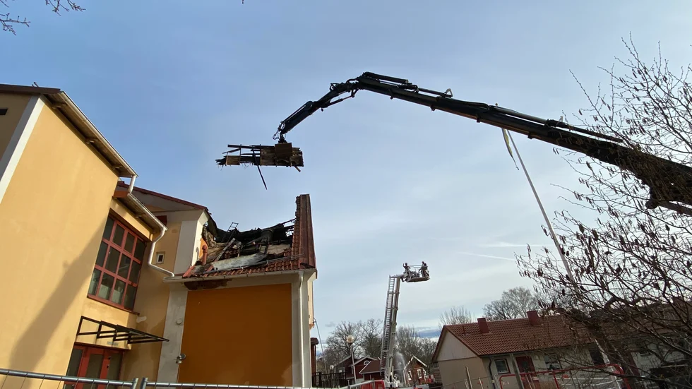 Kranbilen användes för att avlägsna material som var i vägen för räddningstjänstens vatten.