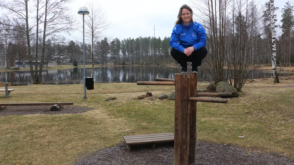 Parkour handlar mycket om att klättra och hoppa. Johanna Wright visar hur det kan gå till. Den planerade Parkourbanan ska starta vid Utegymmet och gå runt hela dammen.