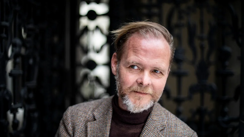 – Jag är inte så nöjd med den här boken. Jag tror det är något fel med den men jag kanske misstar mig. Ibland skäms jag för att ha skrivit den, inför min mamma och min familj. Vem är jag att avslöja deras hemligheter? Jag tycker också att den är rolig. Och humor räddar allt, säger Christian Kracht om "Eurotrash".