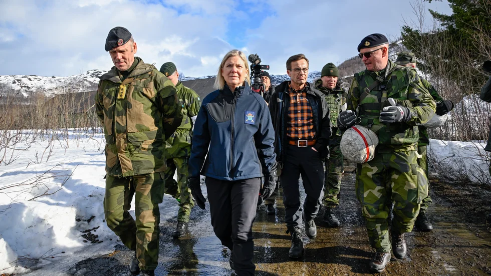 Vi bör söka samverkan med andra nationer som också vill leva ett demokratiskt och fritt liv, skriver signaturen "Illusionsfri gammal gubbe" 
Bilden: Statsminister Magdalena Andersson och moderaternas partiledare Ulf Kristersson besökte den 21 mars den internationella militärövningen Cold Response 2022 utanför Narvik i Nordnorge.