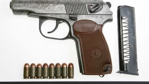 På hotellrumet hittade polisen en skarpladdad, halvautomatisk pistol av märket Makarov med ett tillhörande magasin som innehöll åtta skarpa kulpatroner. (Bilden är hämtad ur förundersökningen.) 