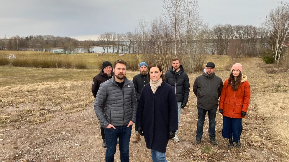 Ulf Dufwenberg, Elin Höckert och grannarna Lennart Blomqvist, Fredrik Karlsson, Alexander Höckert, Olle Hugsén och Ann-Sofie Pal har flera frågor kring planerna på konstgräs på Borens IP.