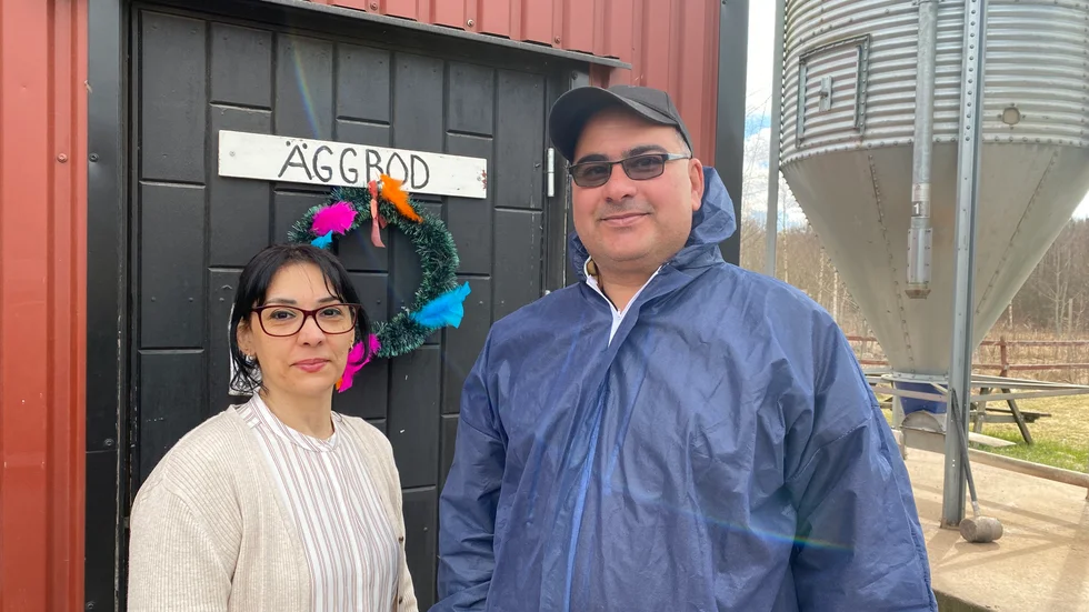 Nadia Al-Doori och Haythem El-Amri utanför äggboden.

"Vi brukar få tackord skrivna i äggboden. Man blir glad att de uppskattar äggen", säger El-Amri som äger och driver Storebro Ägg.