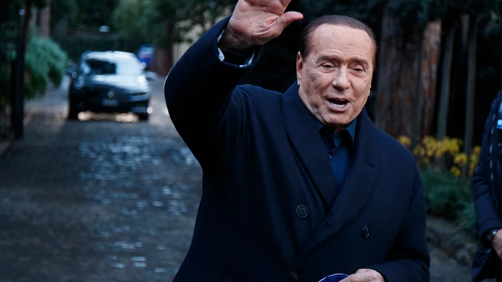 Den italienske politikern Silvio Berlusconi frikänns i en uppmärksammad muträttegång