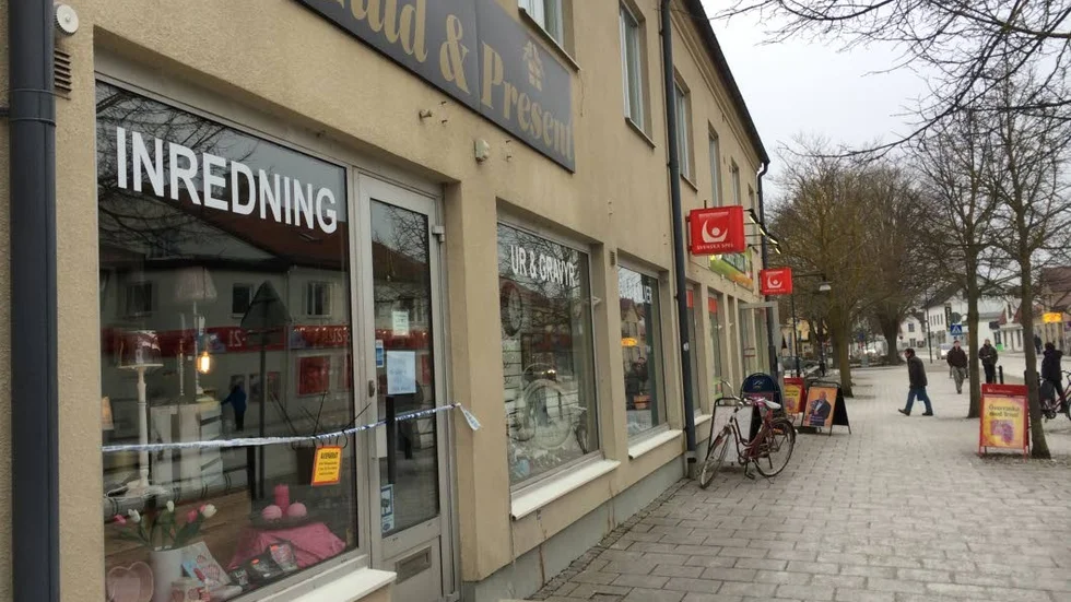 Bredvid guldbutiken som knivrånades i fredags kväll ligger Hemse spel och tobak, där ägaren Alf Oloffson oroar sig för vad som kan hända.