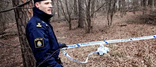 Skogsområde avspärrat av polisen